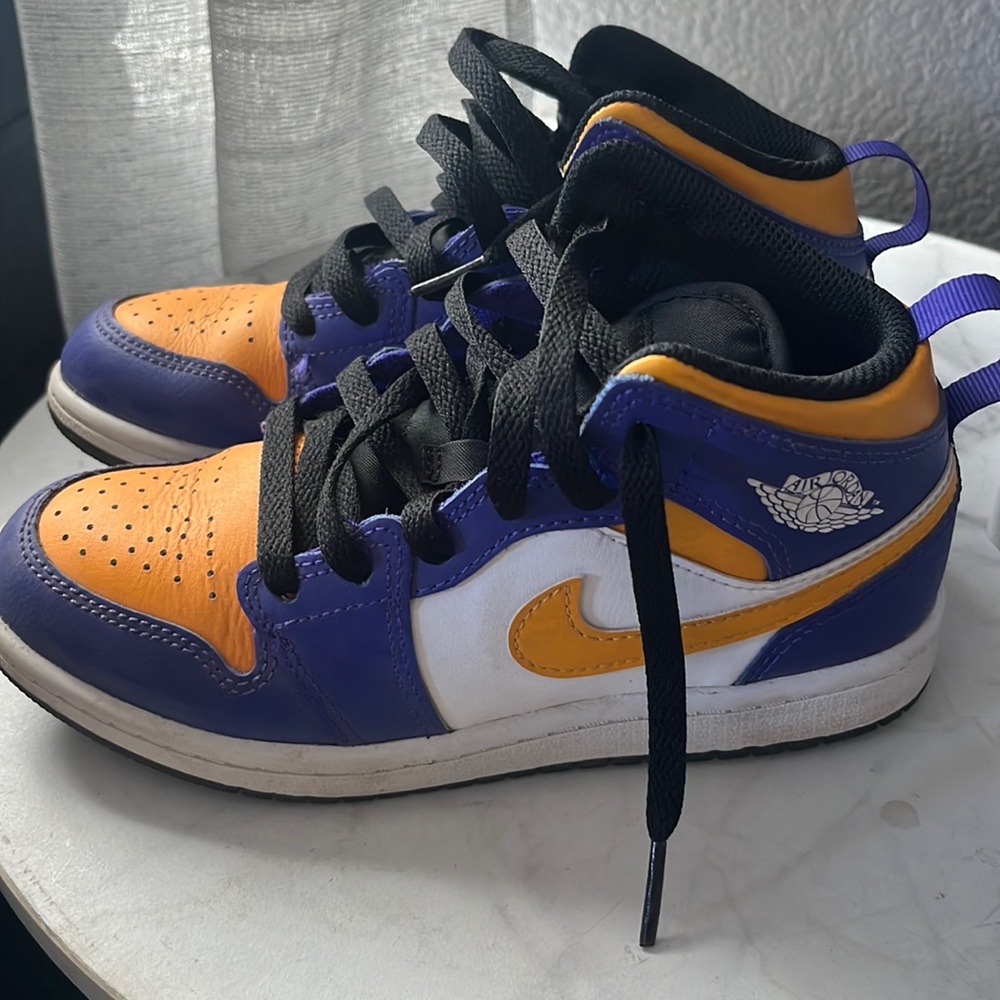 Jordan 1 mids